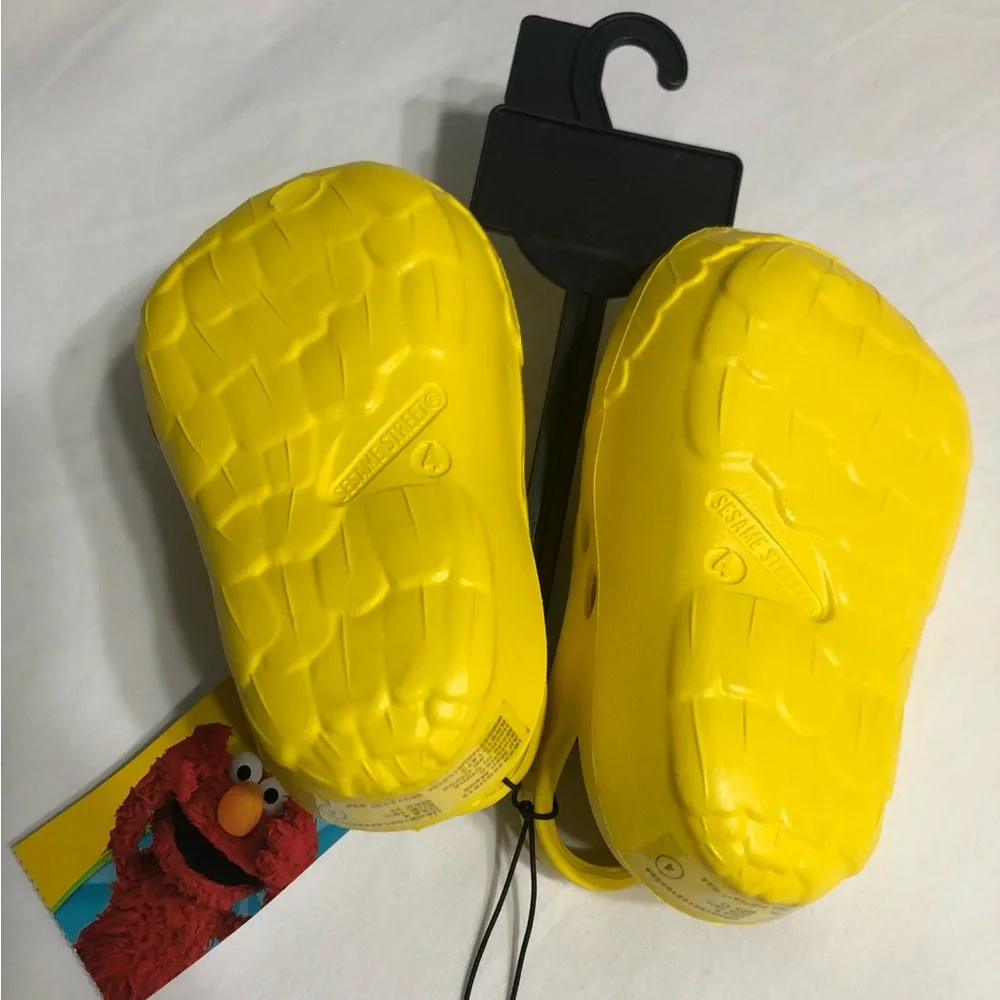 Sesame Street baby’s boy Big Bird Slip on clog yellow. Size 4